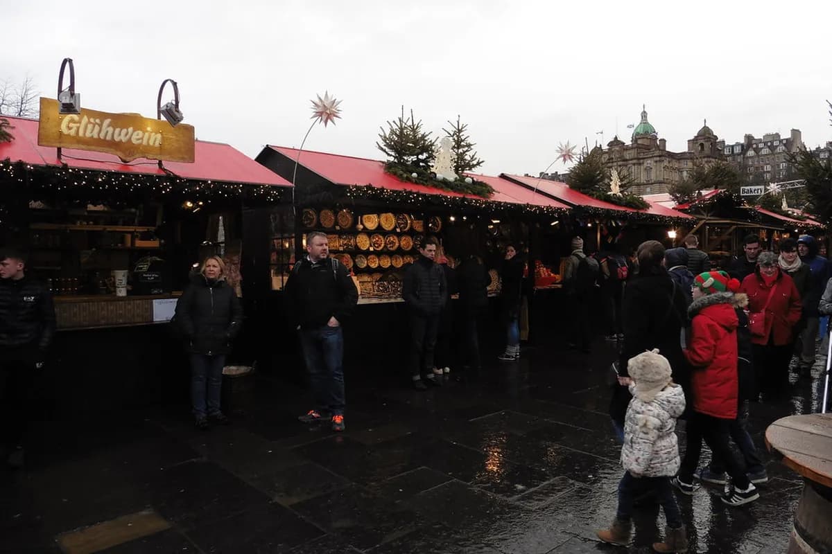 Edinburgh Christmas Market Guide: 10 Best Tips & Locations